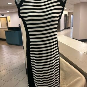 Dress Black and White Bodycon Midi Dress for Night Out with Sleeveless Design